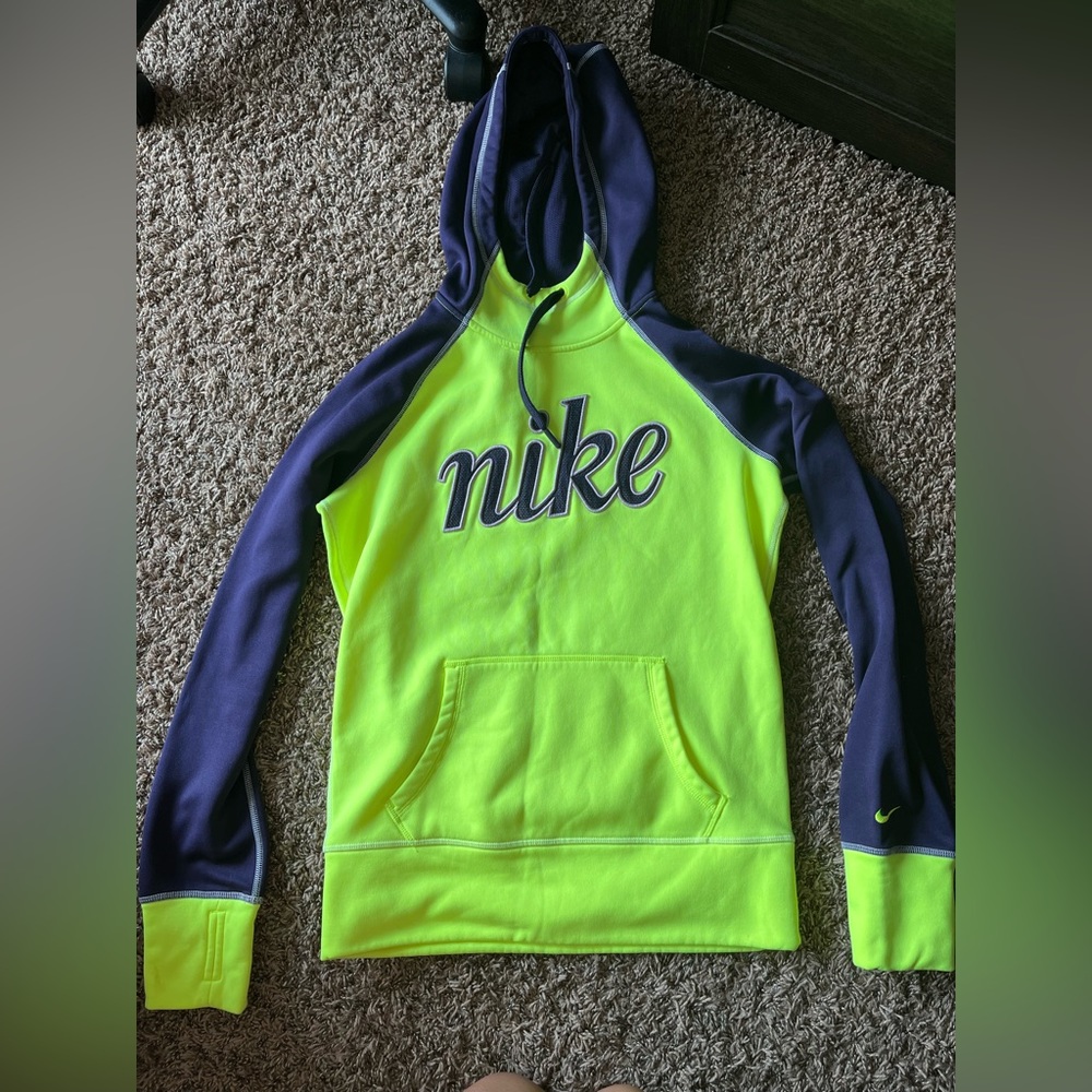 Women’s Nike sweatshirt